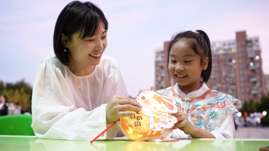 居民在制作玉兔灯。贾玉龙摄