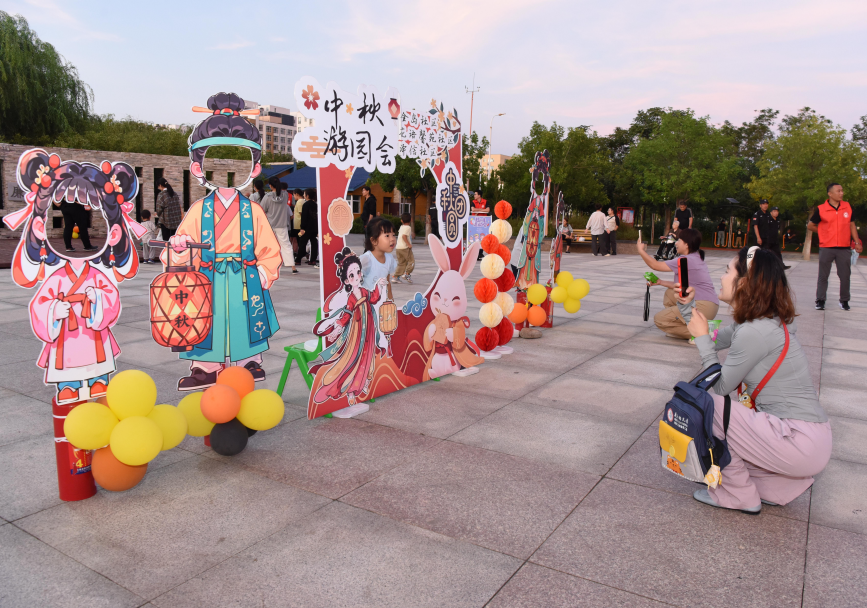 居民在打卡墙前拍照留念。胡祝源摄