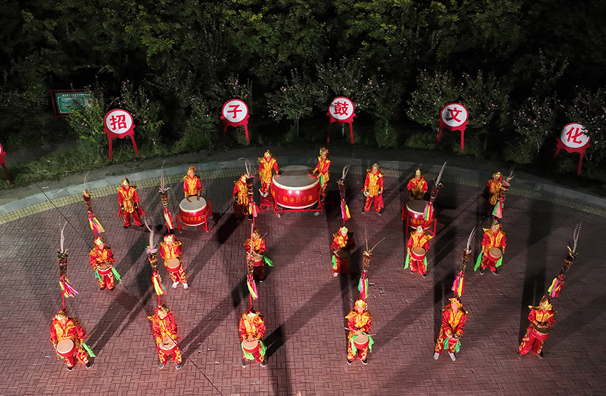 9月12日,河北省邢台市隆尧县千户营乡千户营村文化广场,夜校队员表演招子鼓庆中秋(无人机照片)。张冬茹摄