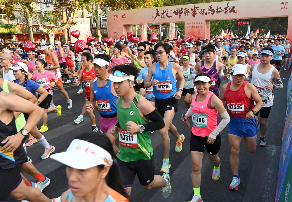 9月16日,參賽選手從起點出發。郝群英攝