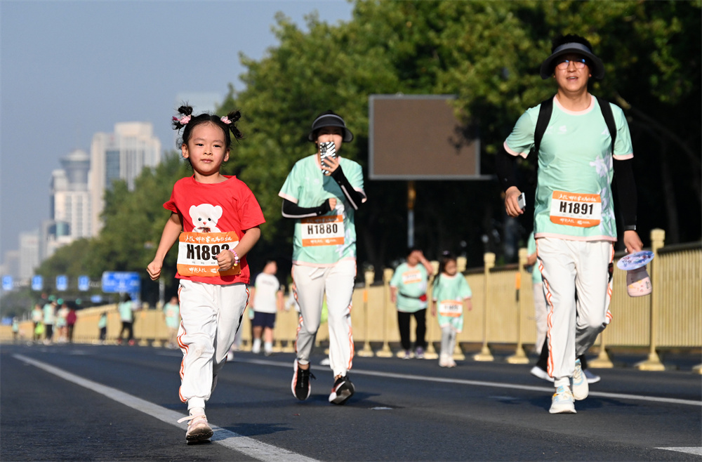 9月16日,小朋友在比赛中。郝群英摄