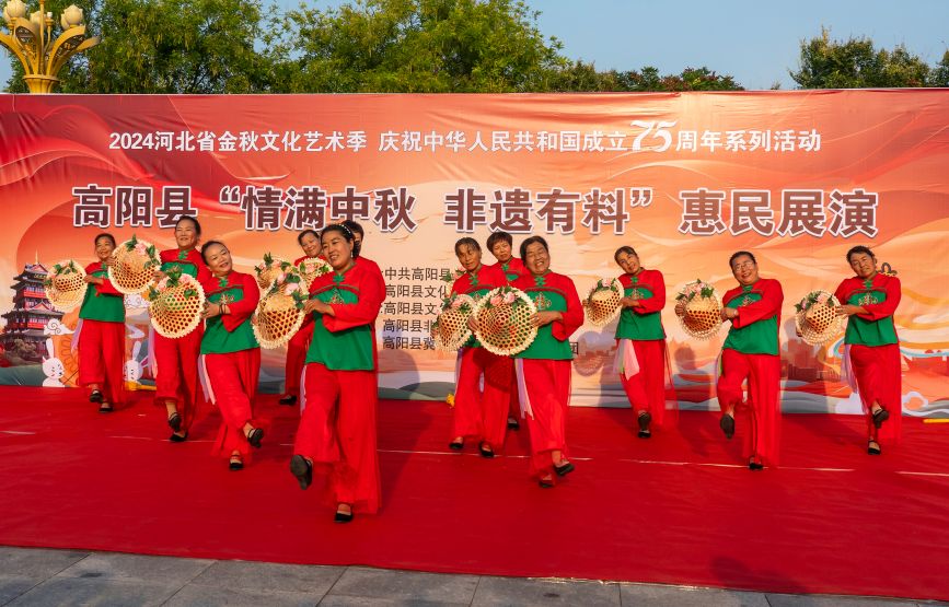 9月15日，高阳县“情满中秋非遗有料”惠民展演现场，舞蹈表演《丰收乐》。司秀花摄