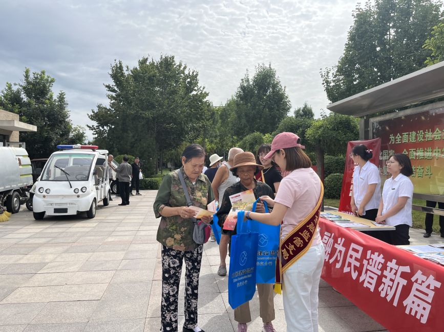 9月10日，在河北省高碑店市世紀廣場開展的2024年“金融教育宣傳月”集中宣傳活動中，工作人員為群眾發放知識手冊。曹博攝