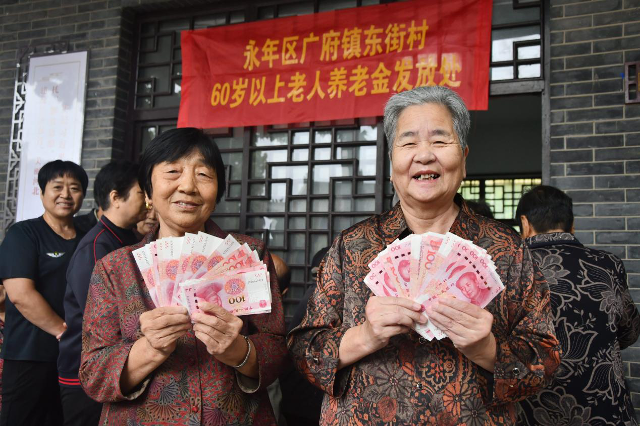 東街村老人正在展示剛領到的養老金。胡高雷攝