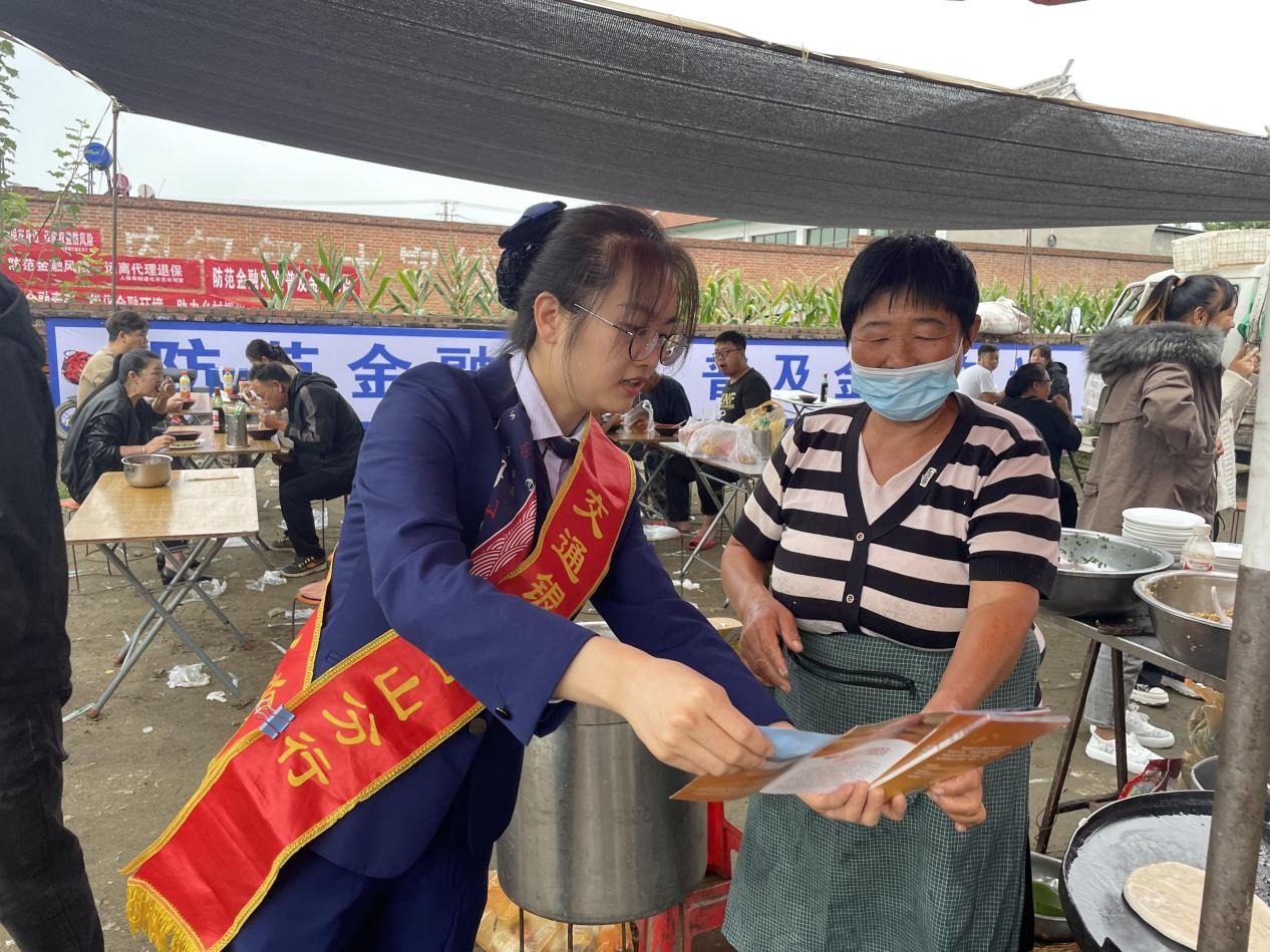 交通银行宣传人员通过将金融知识上墙的形式开展宣传。交通银行河北省分行供图