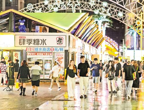 9月17日晚，石家庄火車頭步行街燈火明亮，人流如織。中秋假期，石家庄市各消費業態吹響新一輪營銷號角，圍繞促消費推出新產品、新場景，大力活躍消費市場。本報記者 趙威攝