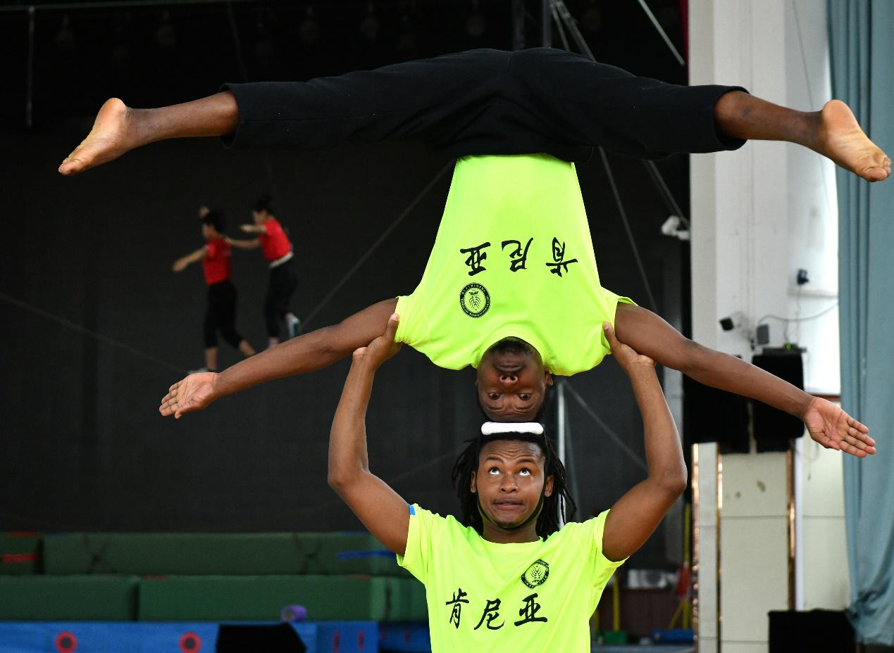 2024年9月14日，在吴桥杂技艺术学校排练厅，非洲留学生正在练习“顶技”。苑立伟摄