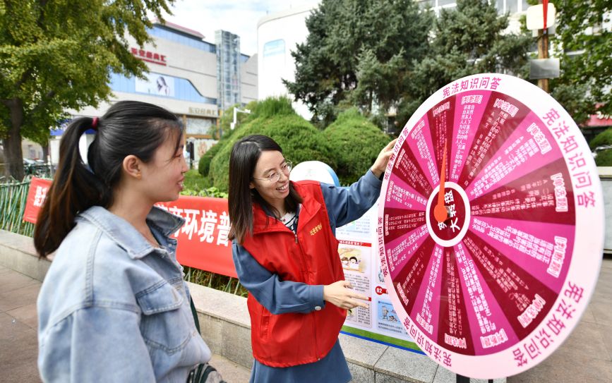 迁安市司法局志愿者与市民进行宪法知识宣传互动。梁玉水摄