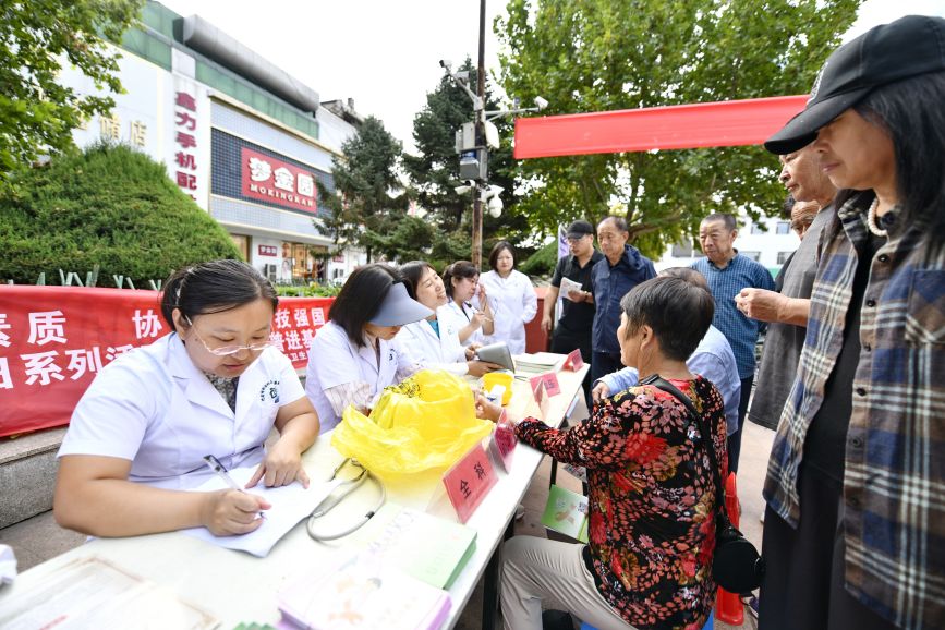 迁安市医务志愿者为市民健康义诊。梁玉水摄