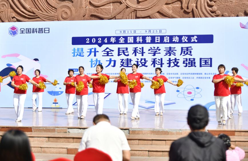 文艺志愿者表演节目《我的中国好》。梁玉水摄