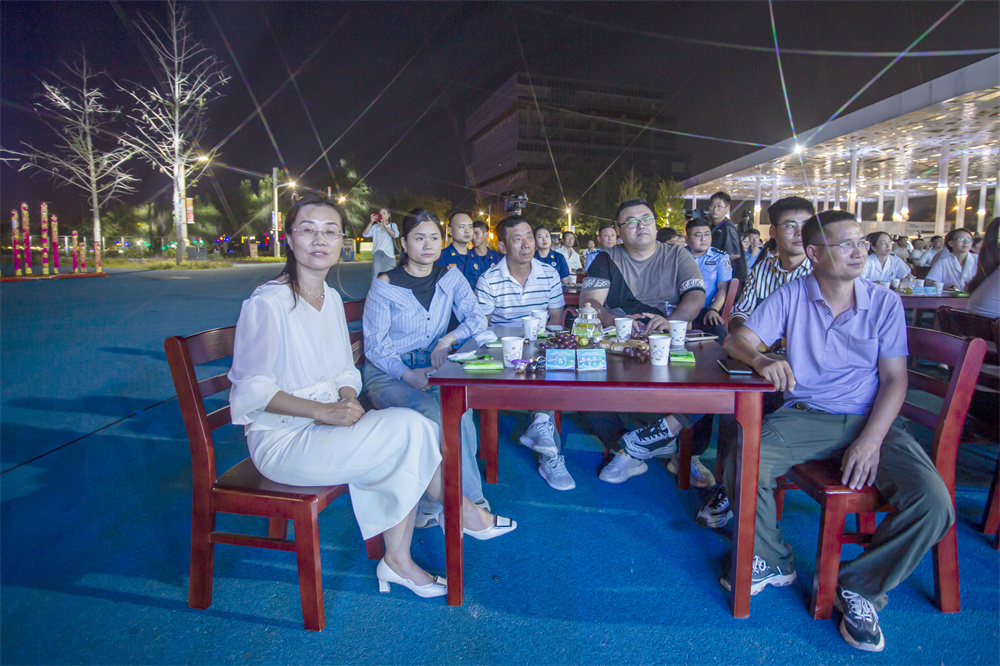 坐在第一排的外地务工人员代表。聂长青摄