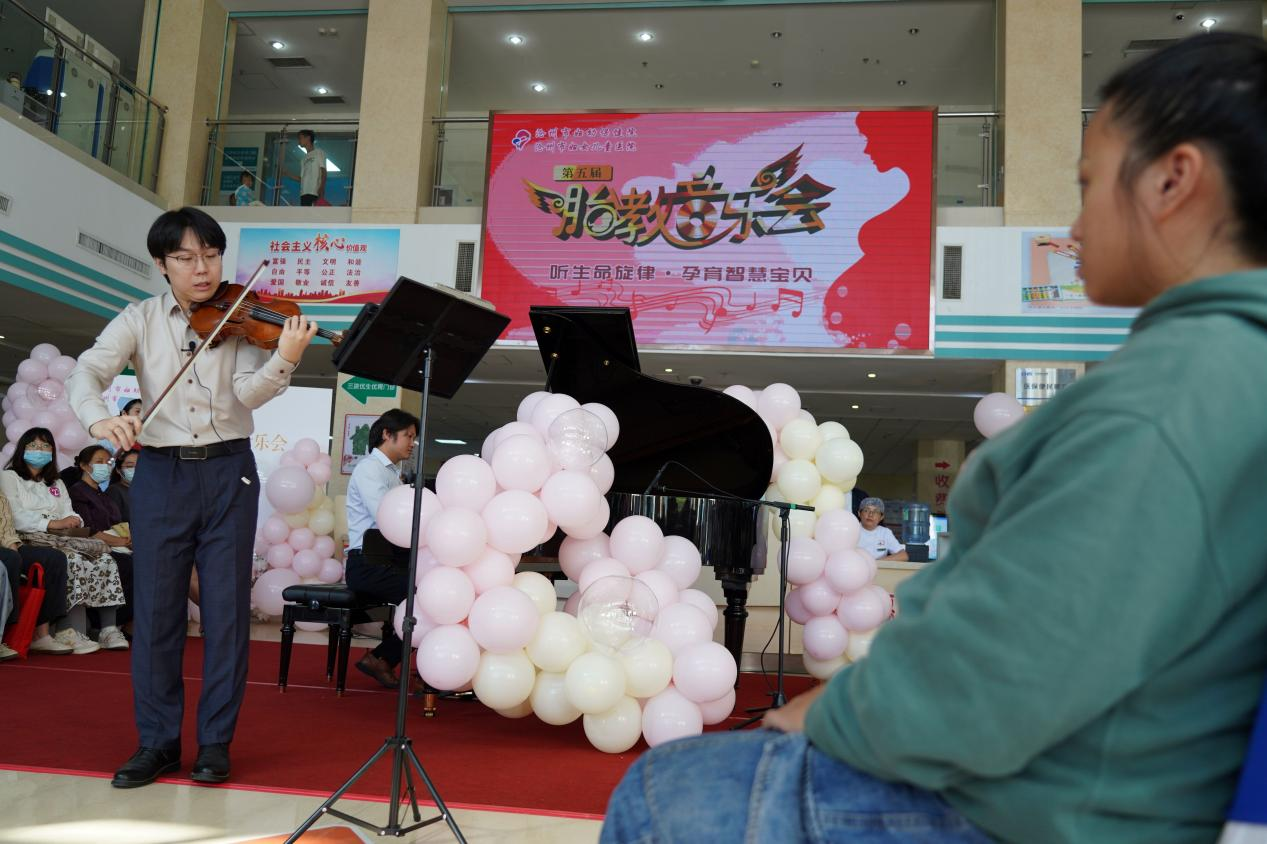 众多孕妈妈准爸爸参加胎教音乐会。傅新春摄