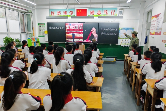 在定兴县第三实验小学,学生们观看国防宣传片。魏荣亮摄