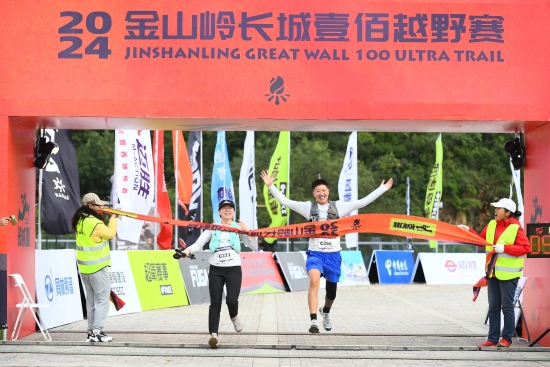 金山嶺長城100越野賽比賽現場。灤平縣委宣傳部供圖