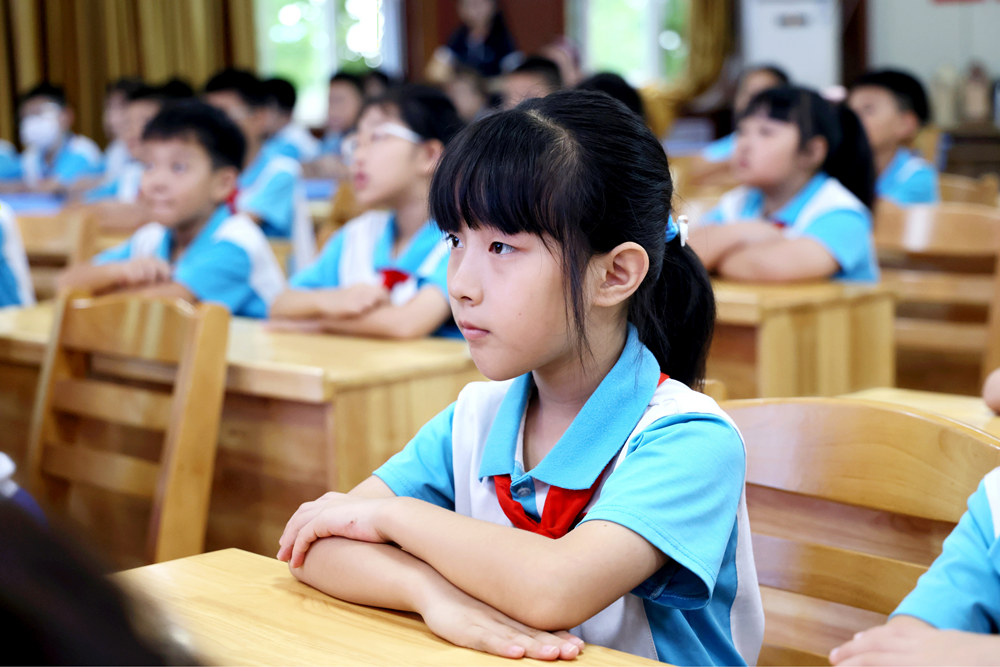学生们认真倾听网络安全知识讲解。王杰摄
