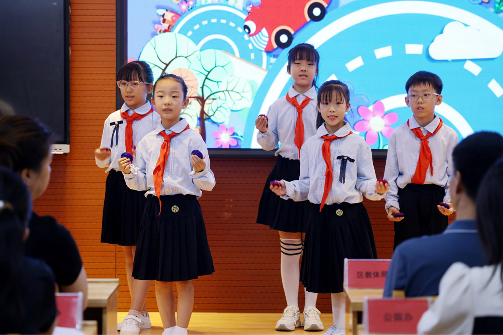 学生表演快板节目《童谣说安全》。王杰摄