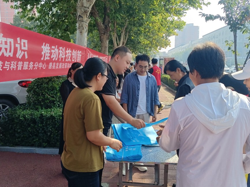 过往群众积极参加科普活动。任可摄