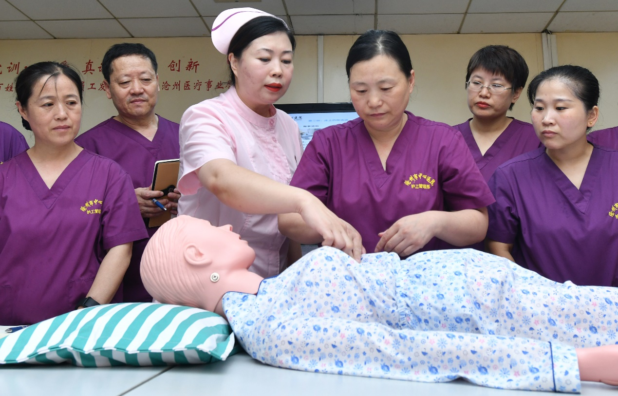 近日，在滄州市中心醫院泌尿外二科，護工正在護士的指導下學習護理知識。苑立偉攝