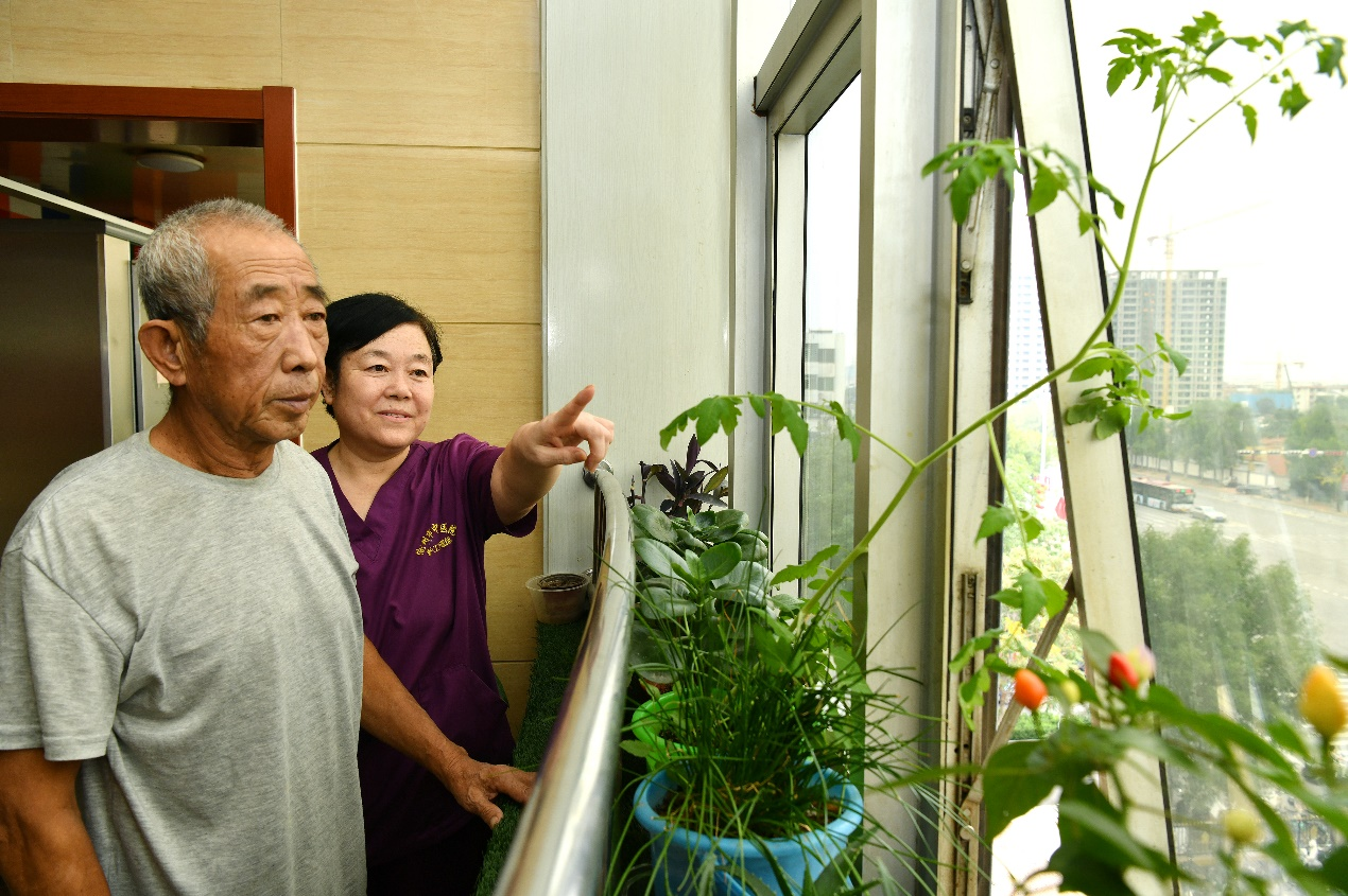 近日，在滄州市中心醫腦科醫院，護工陪護患者欣賞窗外風景。苑立偉攝