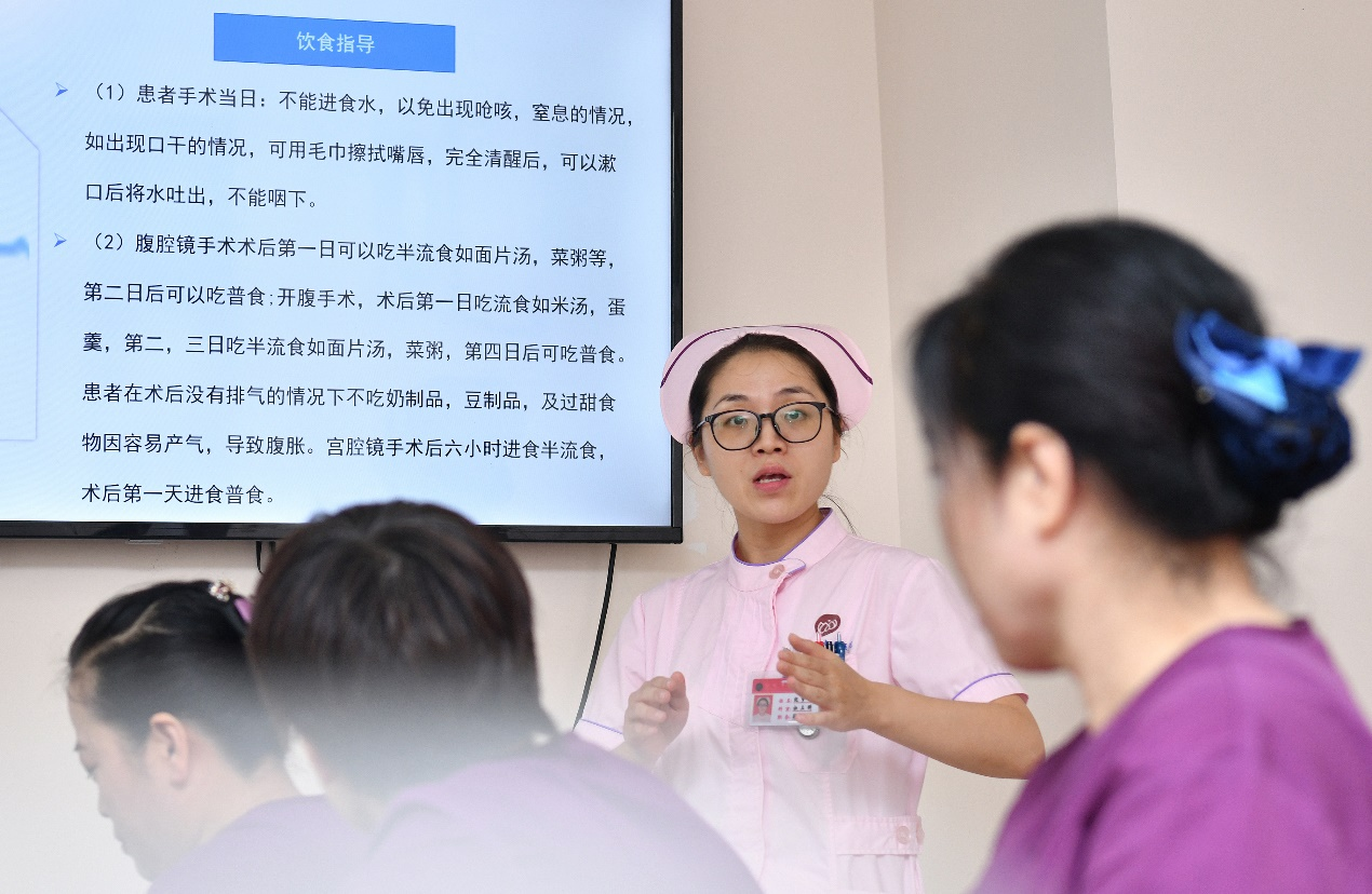 近日，在滄州市中心醫院婦三科，護工在學習患者術后護理知識。苑立偉攝