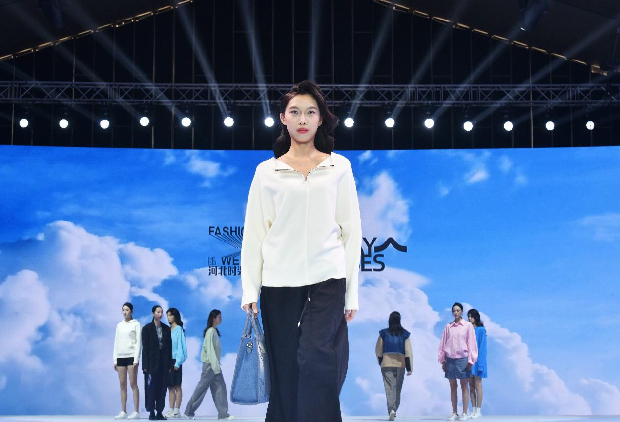 9月26日,模特在第七届河北时装周上走秀。苑立伟摄