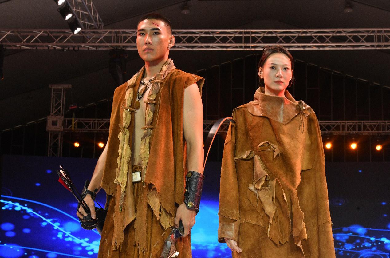 模特在第七届河北时装周上走秀。苑立伟摄