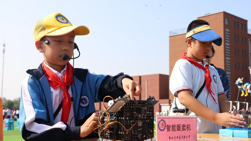 路北區世嘉實驗小學的學生展示科技作品。馬雅雄攝