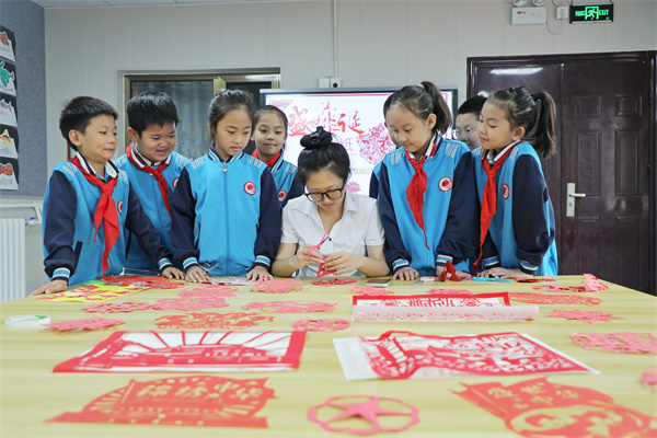 9月29日,在河北省保定市新市场小学,学生们创作剪纸。孙雨祺摄
