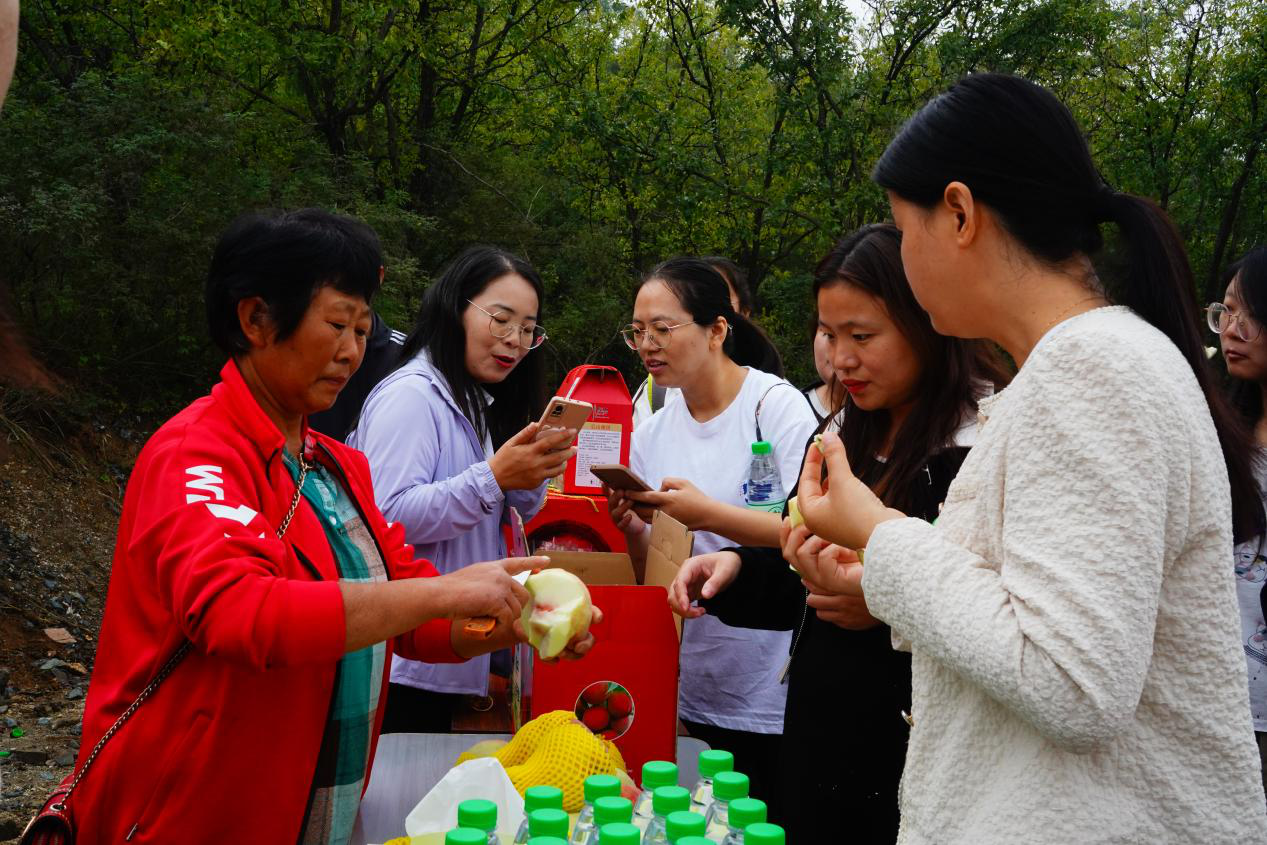 徒步愛好者品嘗當地農產品。高問攝