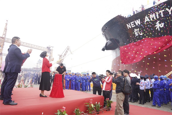 在交付现场拍摄的11.5万吨“凯和”号原油轮。王继军摄）