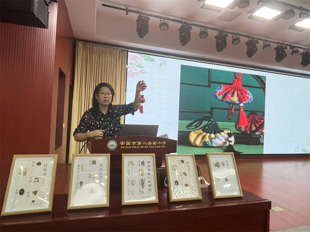 老師介紹中藥香囊制作過程。唐丹攝