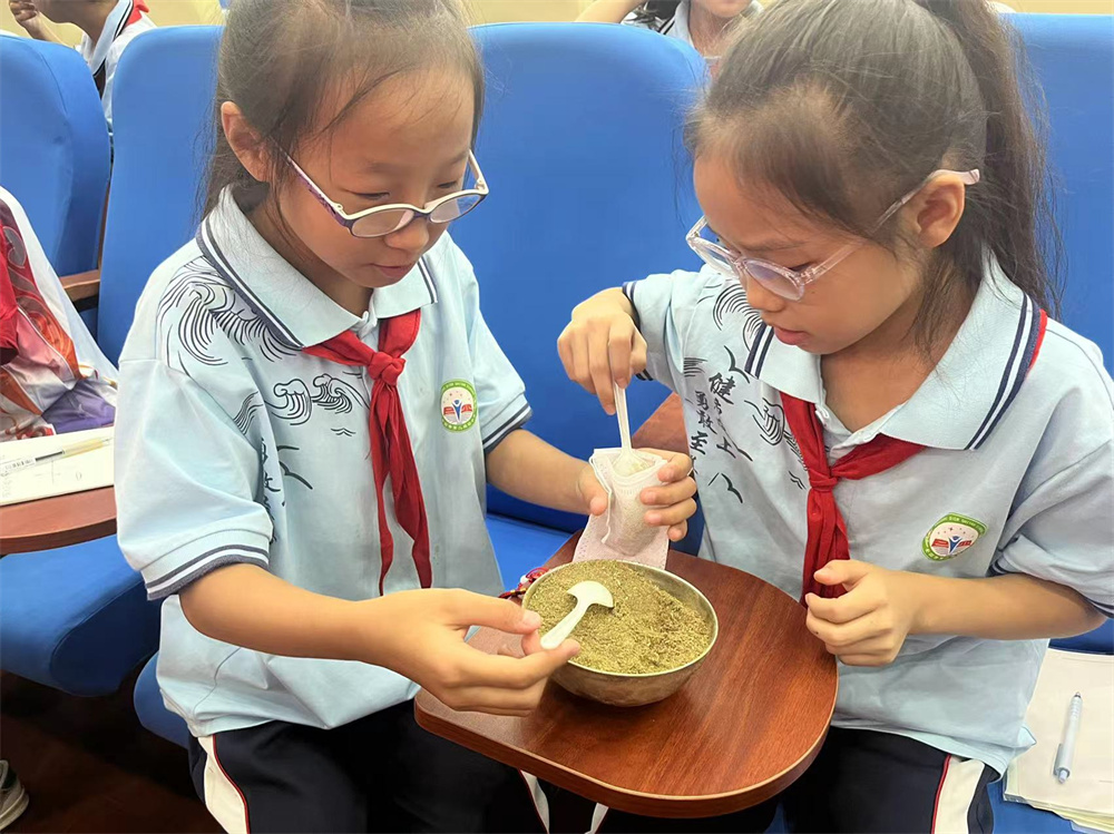 学生现场制作中药香囊。唐丹摄