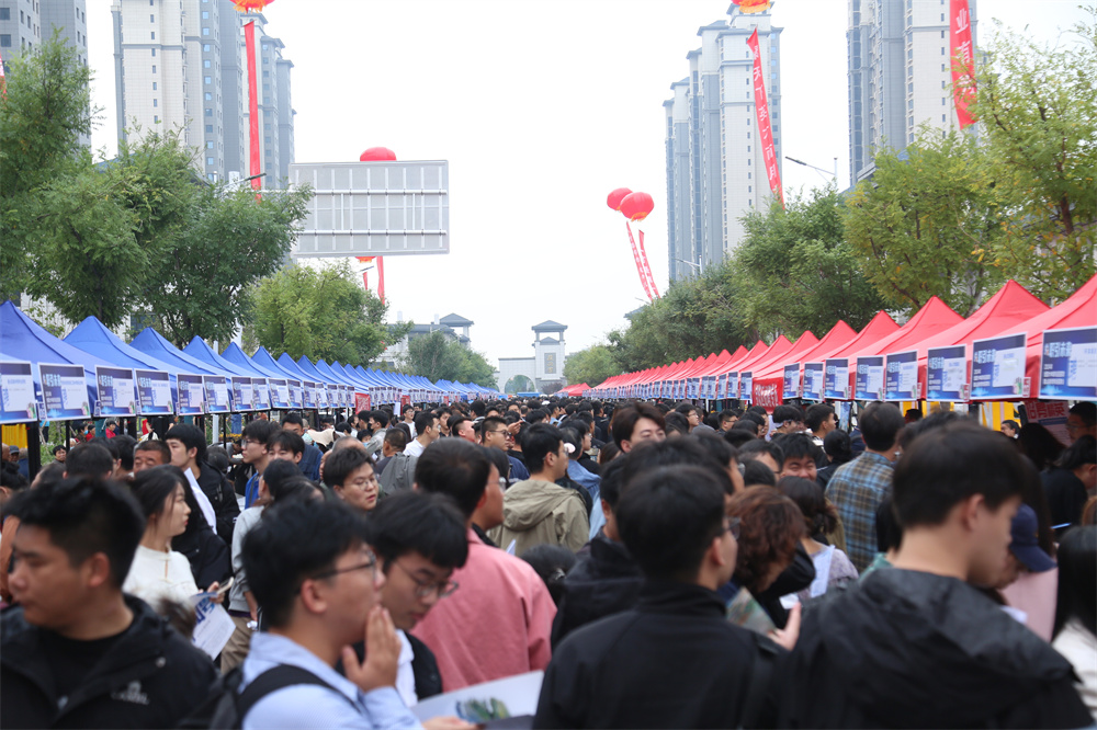 招聘会现场。马雅雄摄