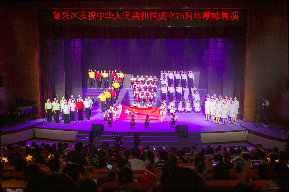 9月27日晚，复兴区在邯郸园博园举办了以歌颂祖国为主题的歌咏展演活动。聂长青摄