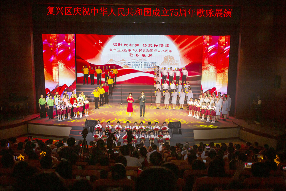 9月27日晚，复兴区在邯郸园博园举办了以歌颂祖国为主题的歌咏展演活动。聂长青摄