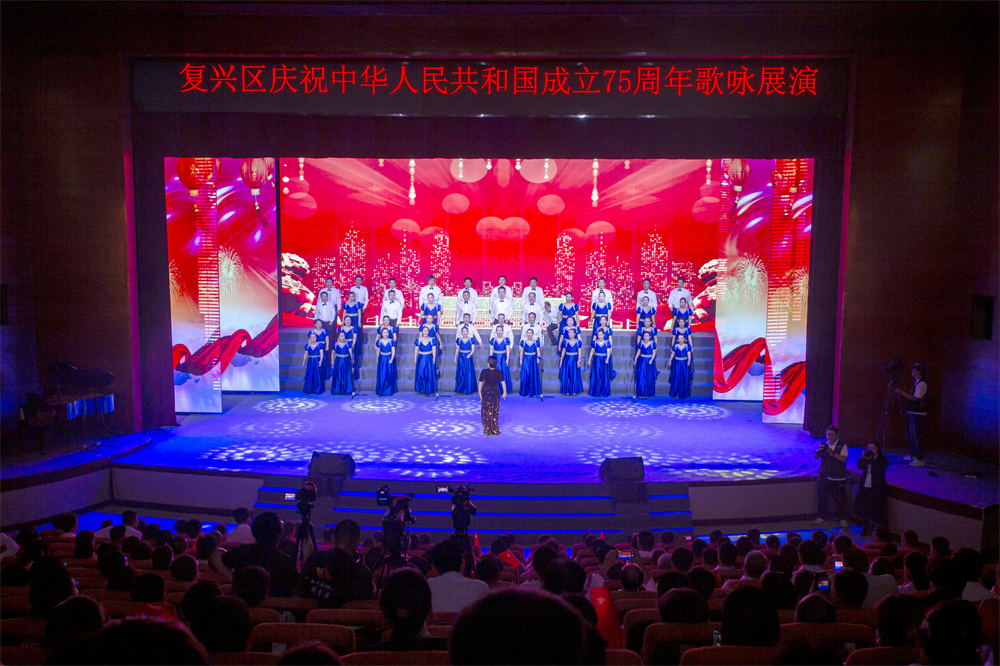 9月27日晚，复兴区在邯郸园博园举办了以歌颂祖国为主题的歌咏展演活动。聂长青摄