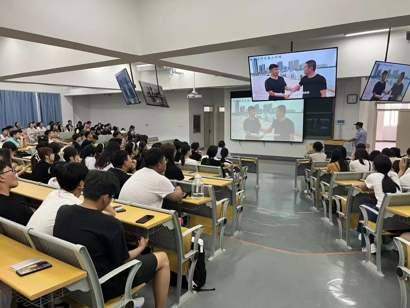 高校防范化解金融风险活动现场。赵俊杰摄