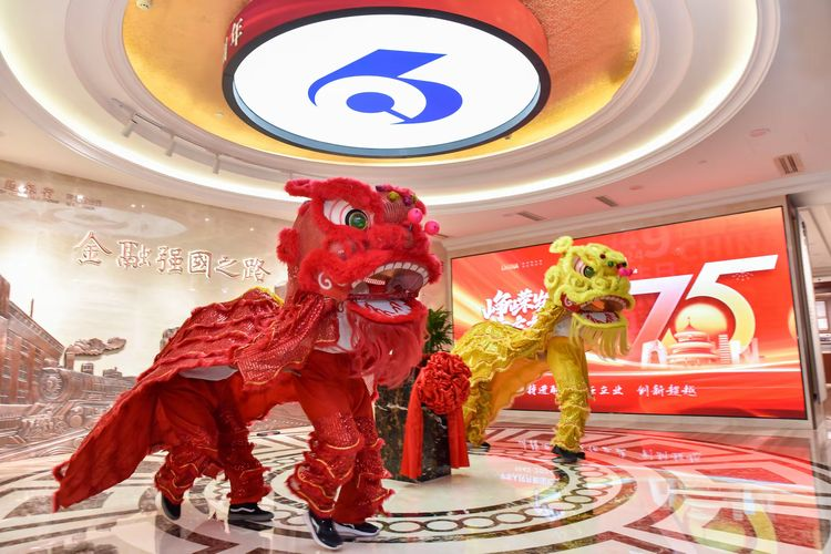 系列活动在新石北路支行舞狮表演中拉开序幕。交通银行河北省分行供图