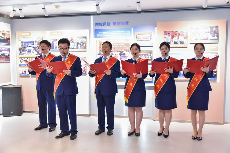 近年来在系统中荣获重要奖项的先进员工代表表演《红色青春逢盛世 金融报国正当时》诗朗诵。交通银行河北省分行供图