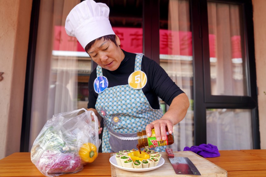 9月27日，在比赛现场，比赛选手正在制作凉菜。杨硕摄