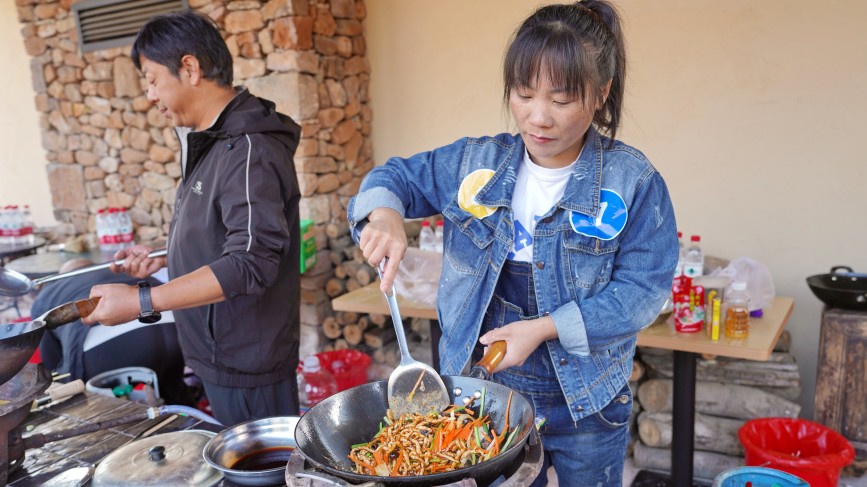 9月27日，在比赛现场，比赛选手正在制作热菜。杨硕摄