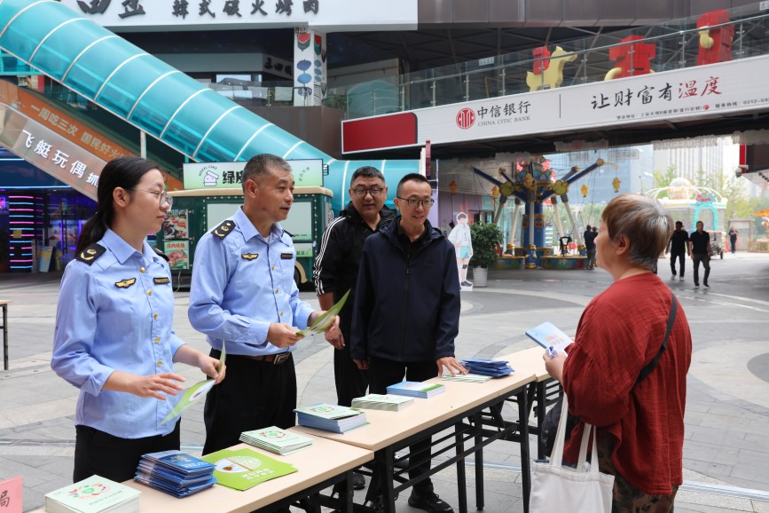 工作人员向市民宣传食品安全知识。齐东青摄 