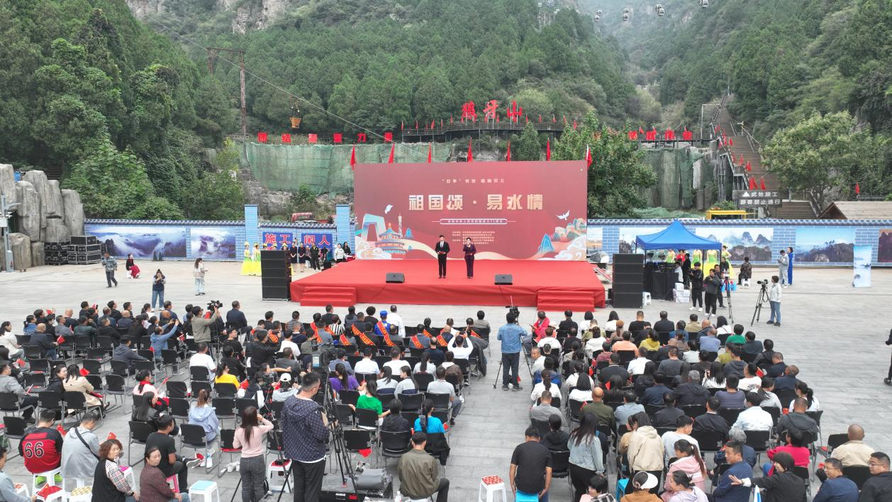 9月26日，易县“祖国颂·易水情”庆祝中华人民共和国成立75周年文艺汇演在狼牙山五勇士广场举行。马原摄