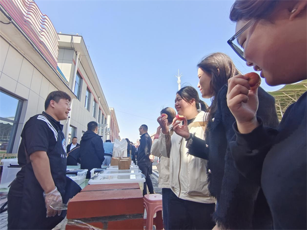 在邱县平恩幸福里“邱县食荟”一家特色小吃摊位前，围满了前来品尝购买的消费者。霍飞飞摄