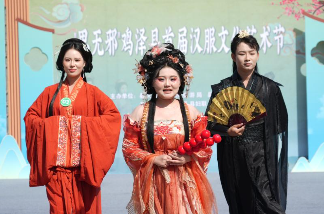 参赛选手正在展示汉服之美。祁鹏飞摄