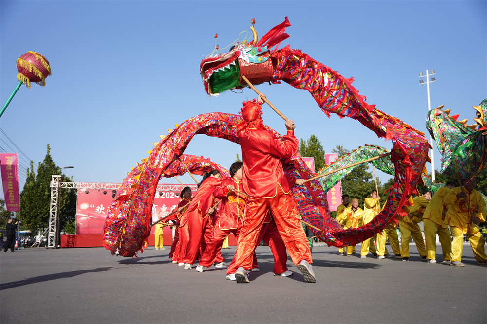 10月1日，在河北省隆尧县“欢度国庆”系列惠民活动现场,隆尧县南鱼龙灯正在激情上演。王雪摄