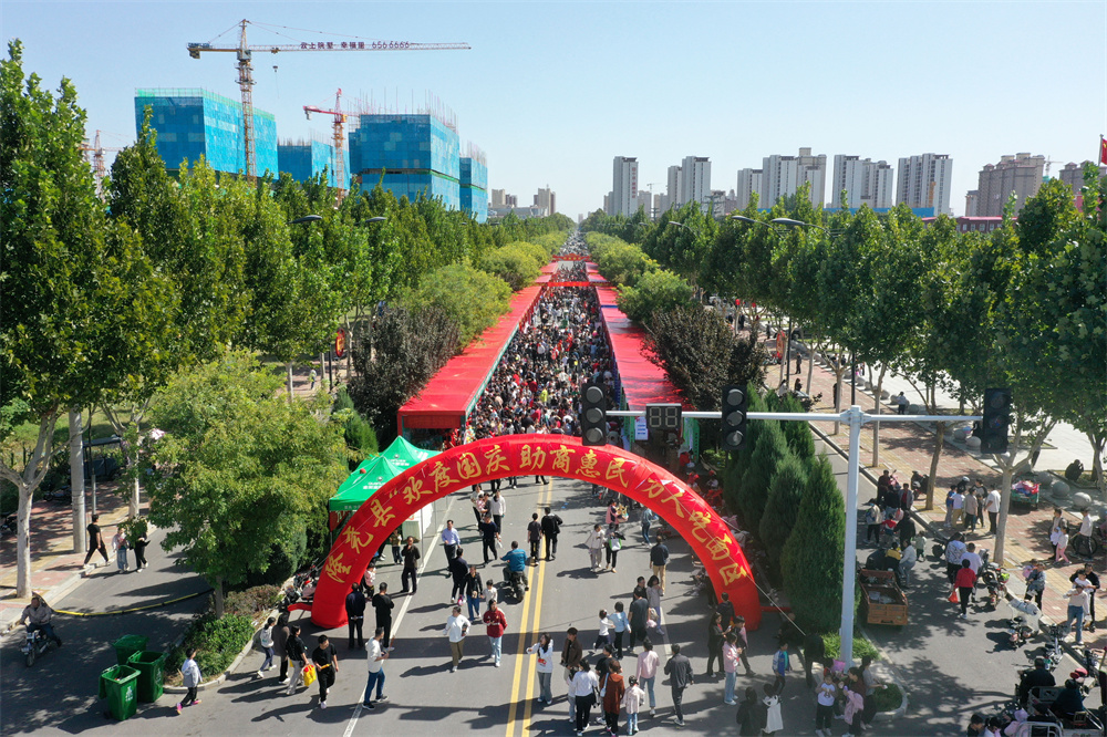 10月1日，河北省隆尧县“欢度国庆”系列惠民活动现场。（无人机照片）孙立强摄
