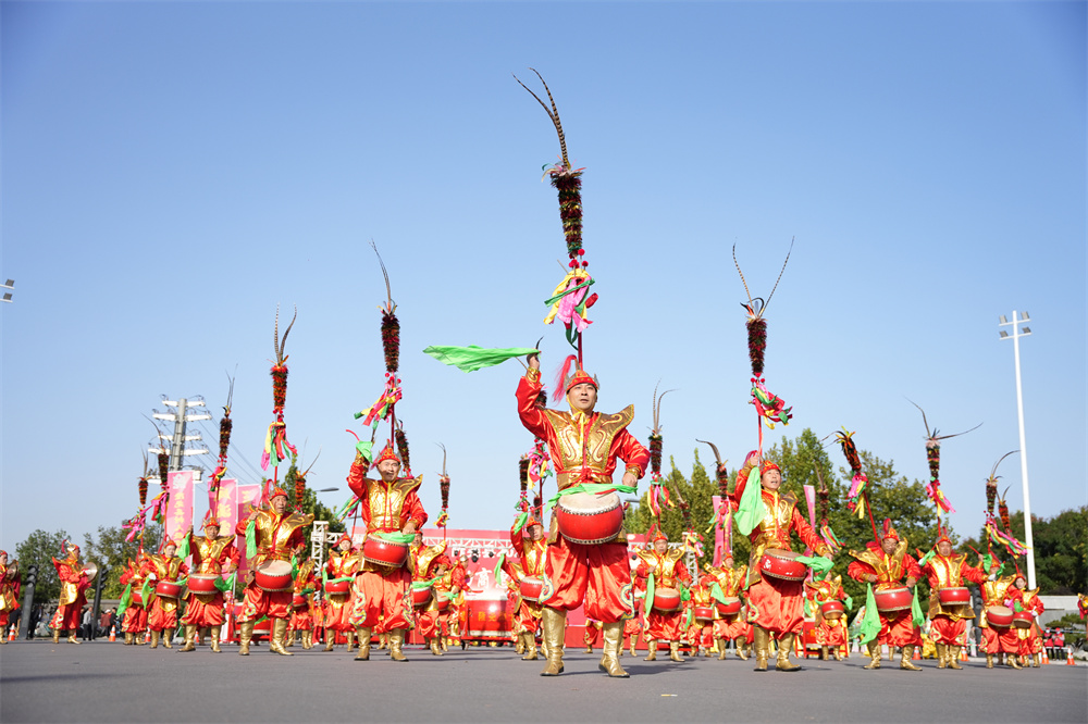 10月1日，在河北省隆尧县“欢度国庆”系列惠民活动现场,隆尧招子鼓正在激情上演。王雪摄