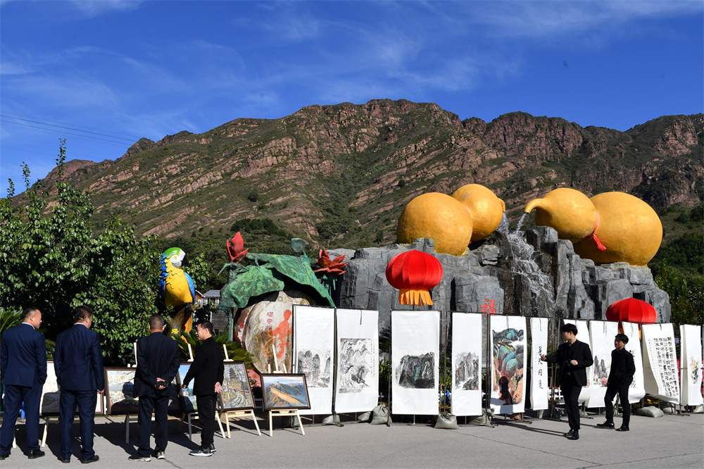 “翰墨丹青书华章——庆祝中华人民共和国成立75周年”主题书画巡展在迁安塔寺峪景区举办。彭月娟摄