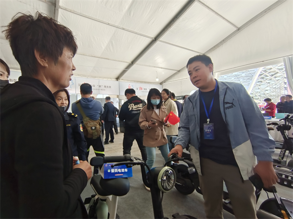 房博会现场,商家耐心向消费者讲解电动车性能、价格。霍飞飞摄
